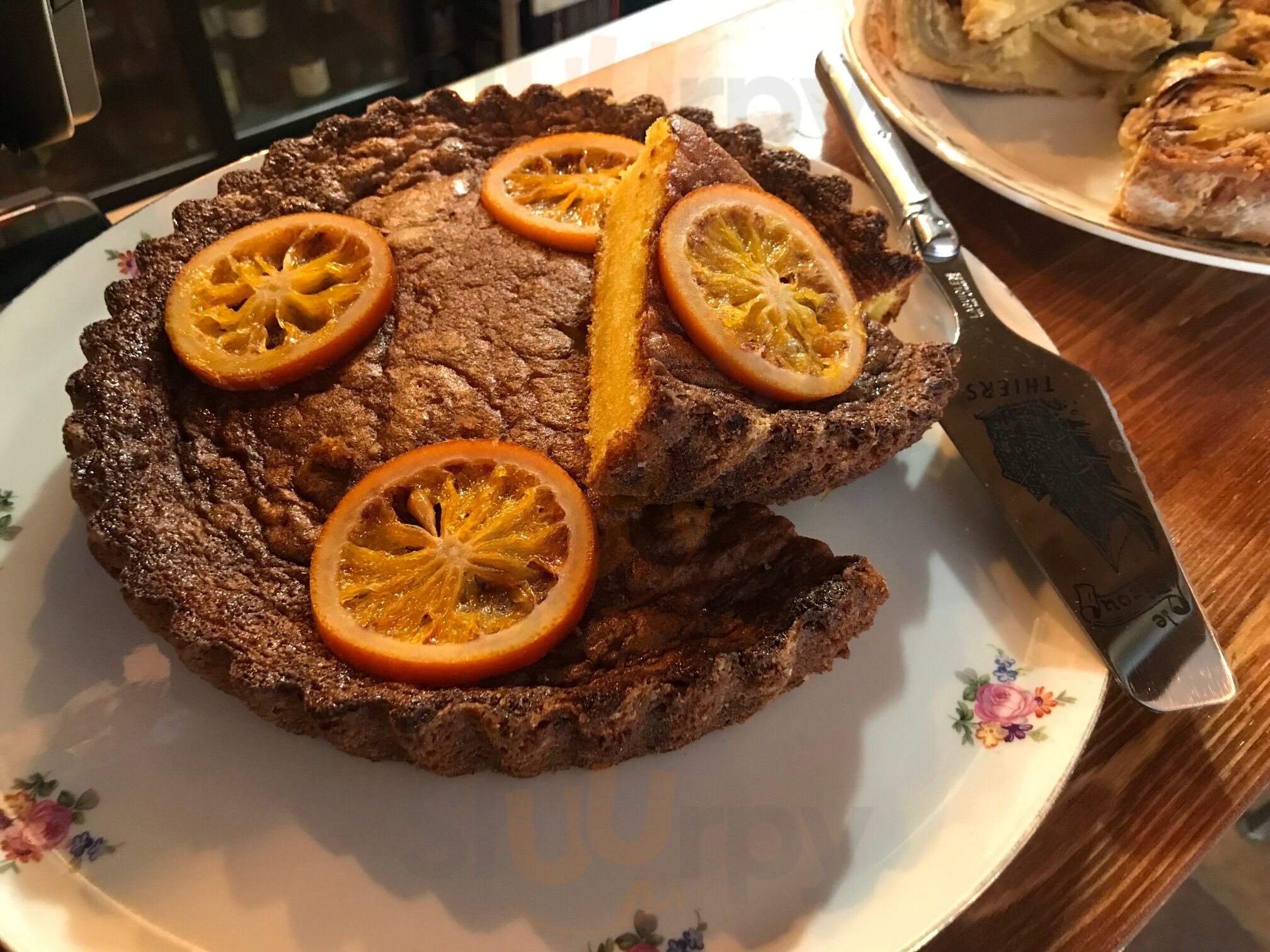 Ujumi Maison - Café, Bar, Restaurant