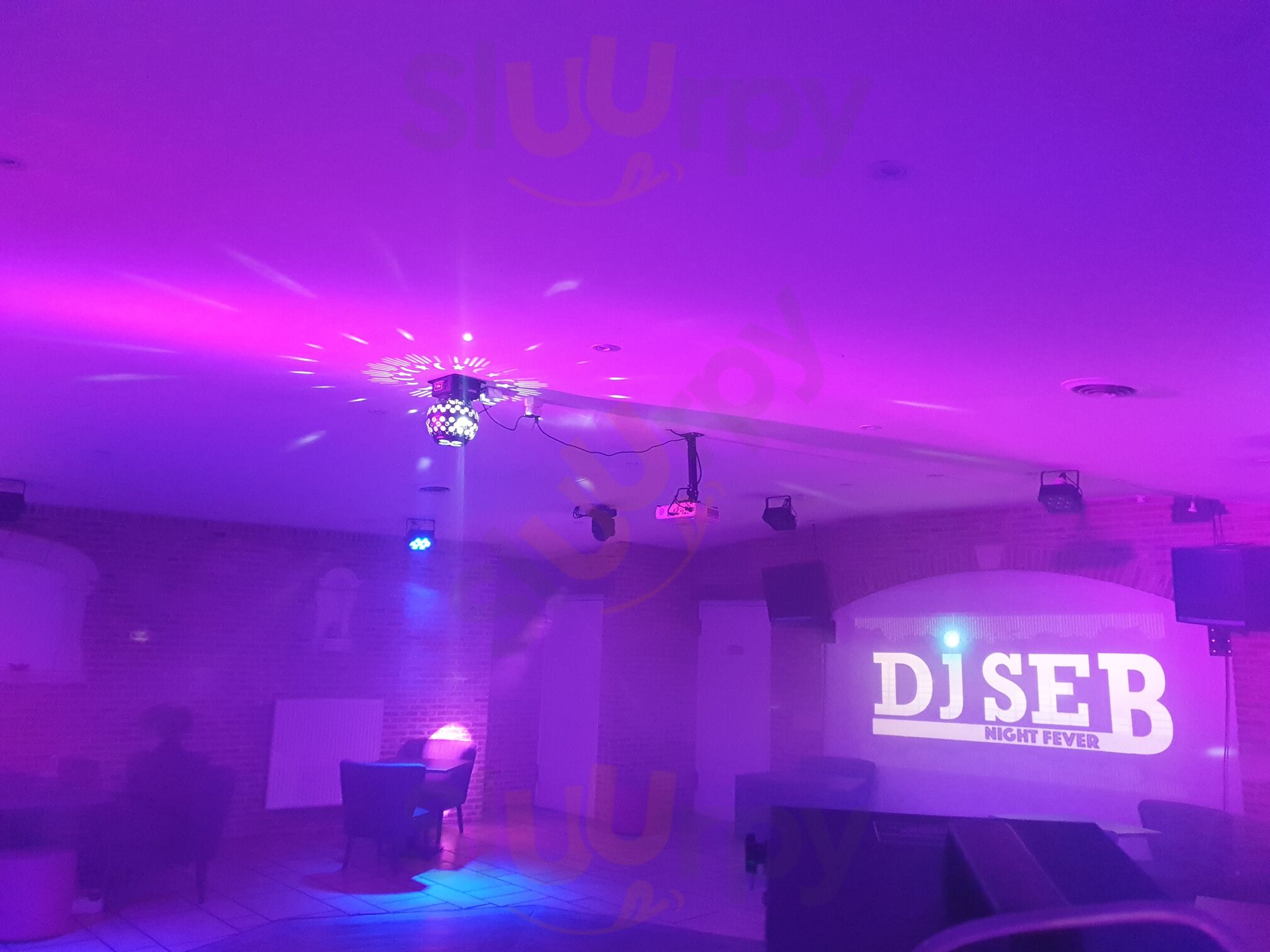 Cathy & Giac Lounge