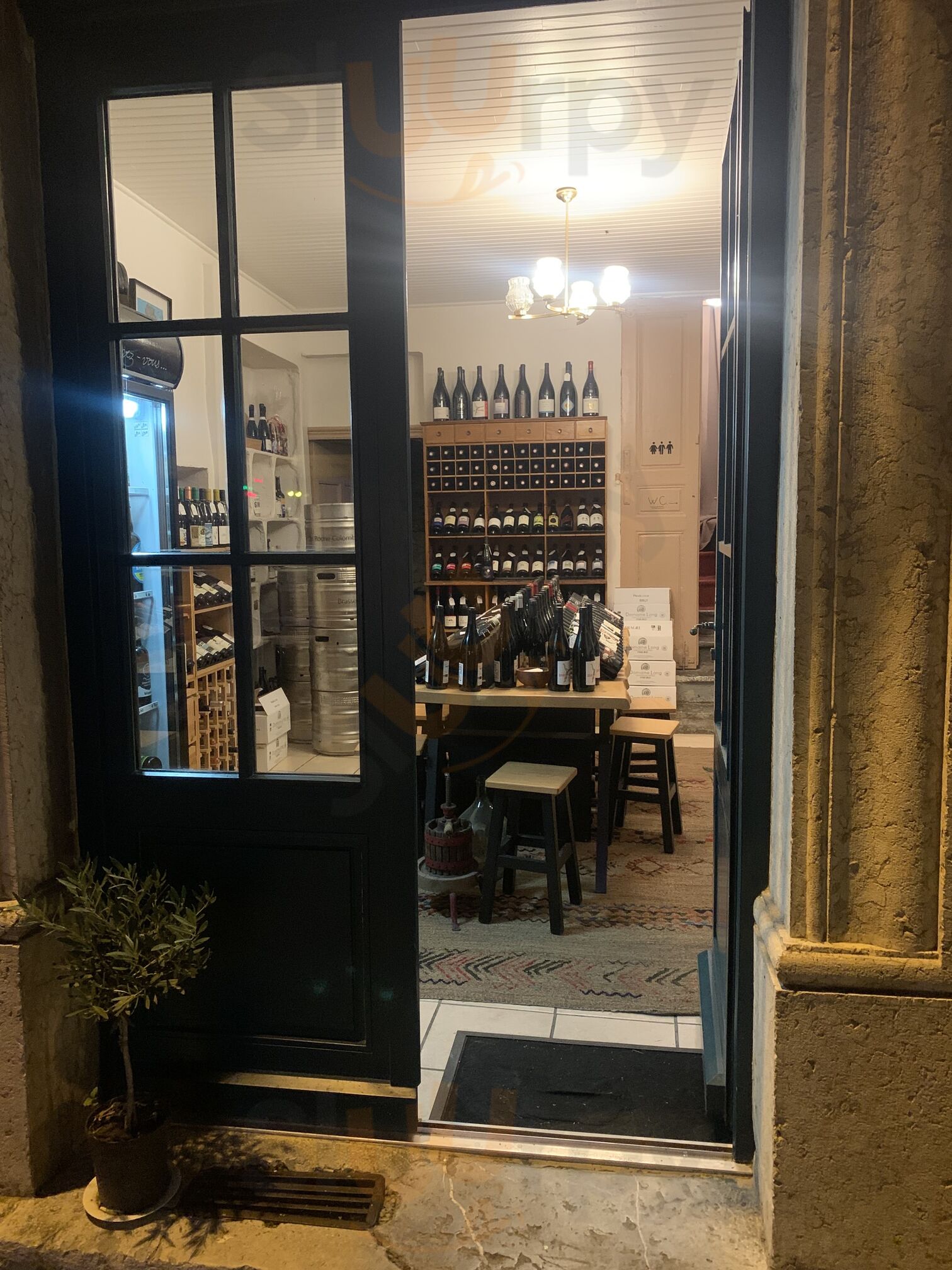 14.5 Bar À Vins Caviste