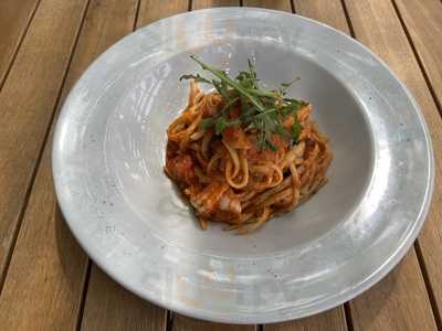 La Bistro Mediterranean Kitchen