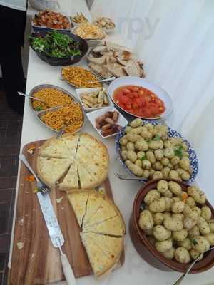 Leverton And Halls Cafe & Bed And Breakfast