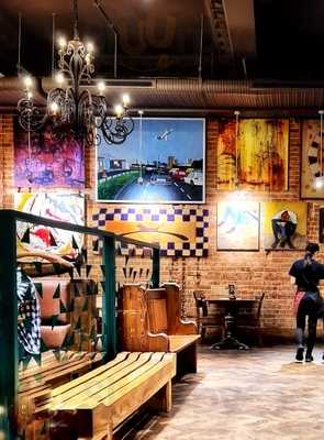 Lynn Cafe- Bar Restaurant