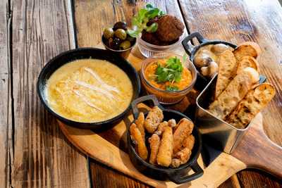 Cobblestones Bar & Grill