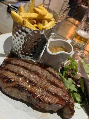 Harvey's Bar/kitchen