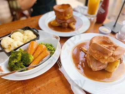 The Air Hostess Pub And Kitchen