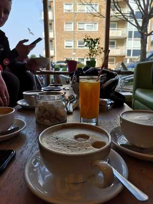 Sunshine Books, Art And Coffee