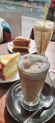 Monties Cafe & Guesthouse