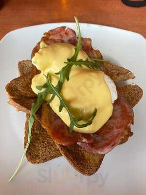 Monties Cafe & Guesthouse