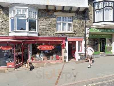 Monties Cafe & Guesthouse