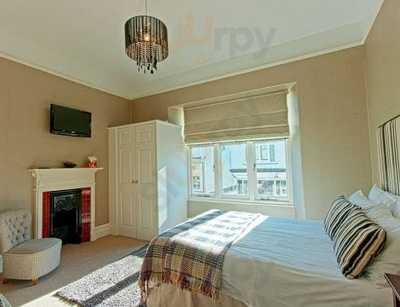 Monties Cafe & Guesthouse