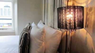 Monties Cafe & Guesthouse