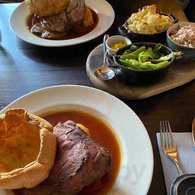 The Queen O' T' Owd Thatch