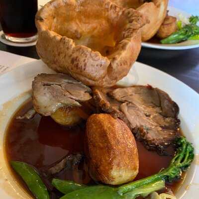 The Queen O' T' Owd Thatch