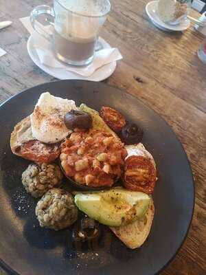 Bear & Natural Kitchen