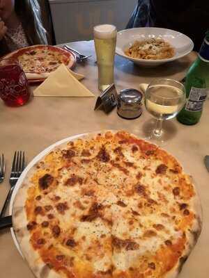 Florios Pizzeria Restaurant