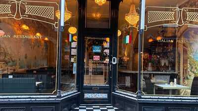 Pinocchios Restaurant - Photo 7