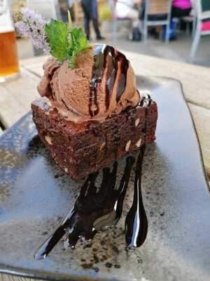 Golden Lion At Settle