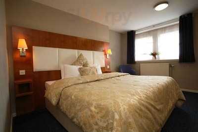 The Sir Thomas Hotel, Lounge Bar & Restaurant