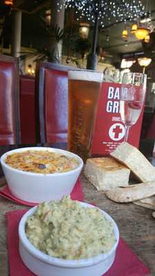 La Pharmacie Bar & Grill