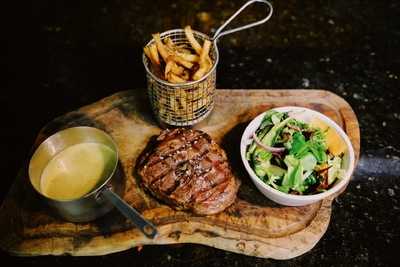 La Pharmacie Bar & Grill