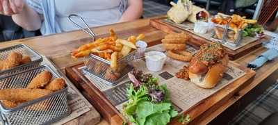 The Lounge Cafe & Bar