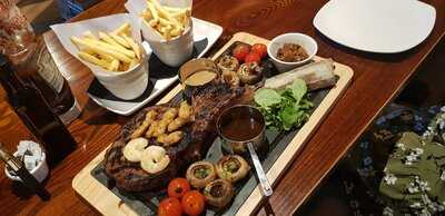 The Gravesberie Inn - Pub & Grill