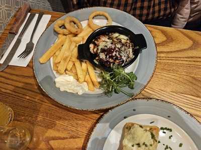 The Gravesberie Inn - Pub & Grill