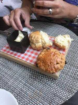 Moet Bar And Gallery Resturant