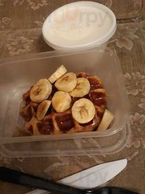 Berries Bagels & Shakes