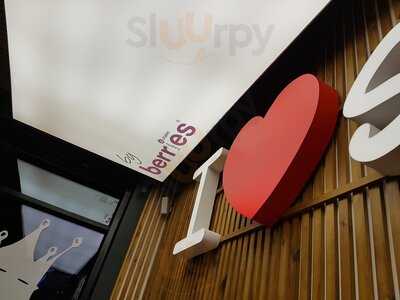 Berries Bagels & Shakes