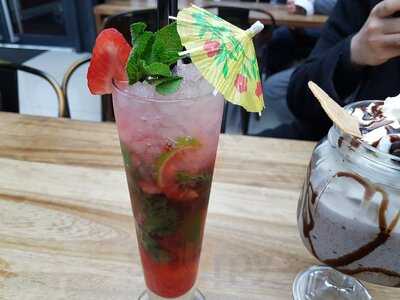 Berries Bagels & Shakes