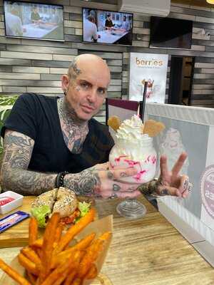 Berries Bagels & Shakes