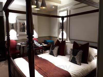 The Cardinal's Hat Inn