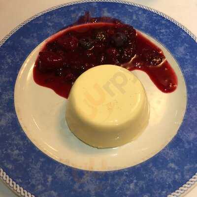 Poolside Restaurant At The Empire