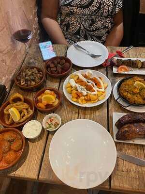 Los Reyes Tapas & Wine Bar