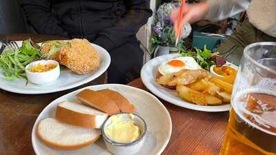 The Salamander - A Great British Pub