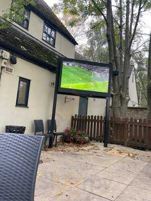 The Red Robin - Pub & Carvery