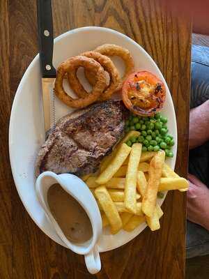 The Red Robin - Pub & Carvery