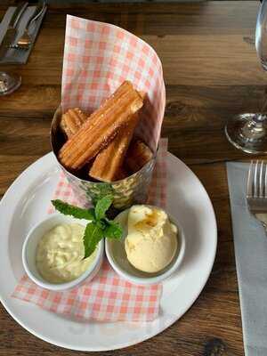 3 Hammers Bar & Bistro