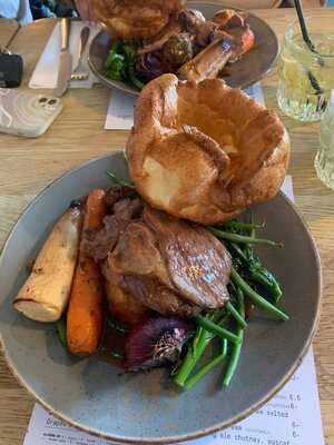 A C A N T E E N  Bar & Restaurant