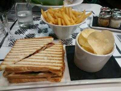 Cafe At Hotel Ibis London Luton Airport