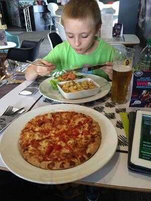 Cafe At Hotel Ibis London Luton Airport