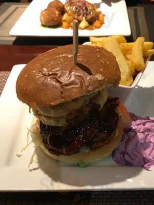 The City Bar & Diner - Photo 8