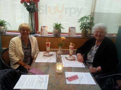 Tomassi's Restaurant & Ice-cream Shop