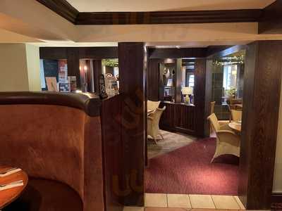 George & Dragon Table Table