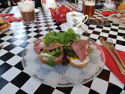 Alice And The Hatter