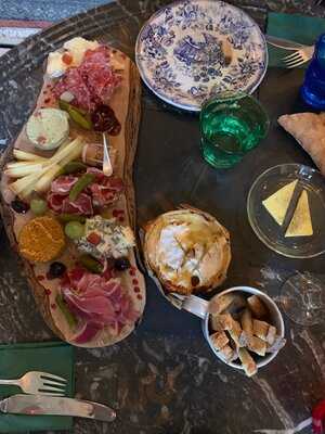 Champagne+fromage Bath