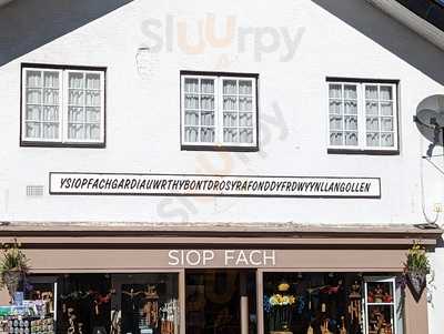 Cafe In The Courtyard