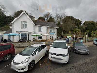 The Pier And The Pebble Cafe Bar
