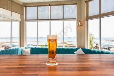 Coast Bar And Bistro At Ommaroo Hotel